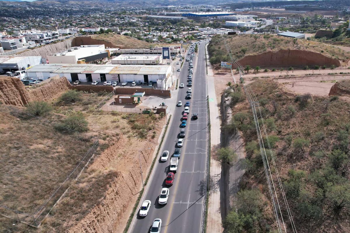 Congestionan garitas de Nogales para ingresar a EEUU en el último día de descanso por puente laboral