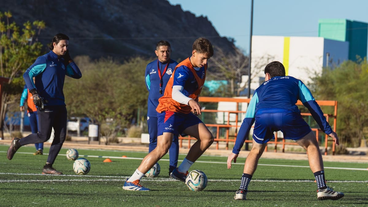 Visitan Cimarrones a Leones Negros en Liga Premier