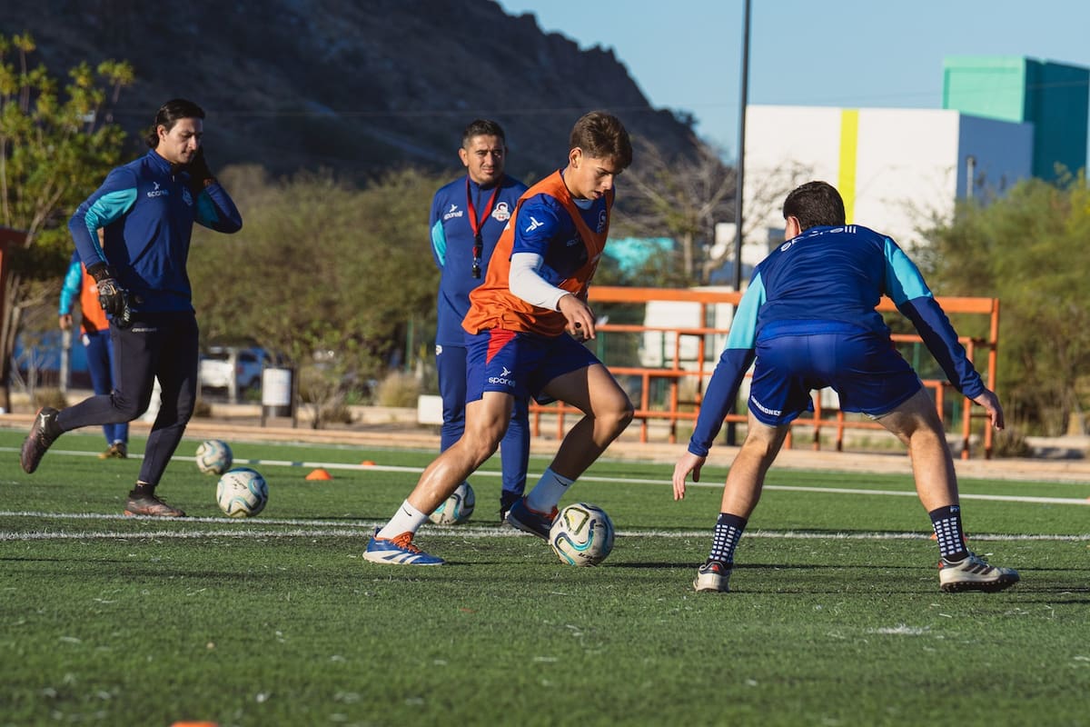 Visitan Cimarrones a Leones Negros en Liga Premier
