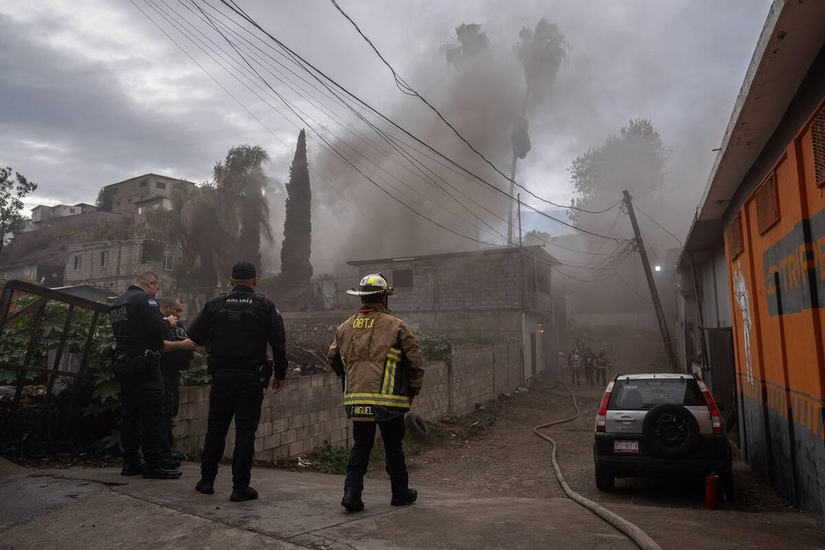 Un hombre que permanecía dentro de una vivienda en Cañón K fue liberado por bomberos y vecinos, luego de abrir un hoyo en la estructura para ponerlo a salvo. Foto: Border Zoom