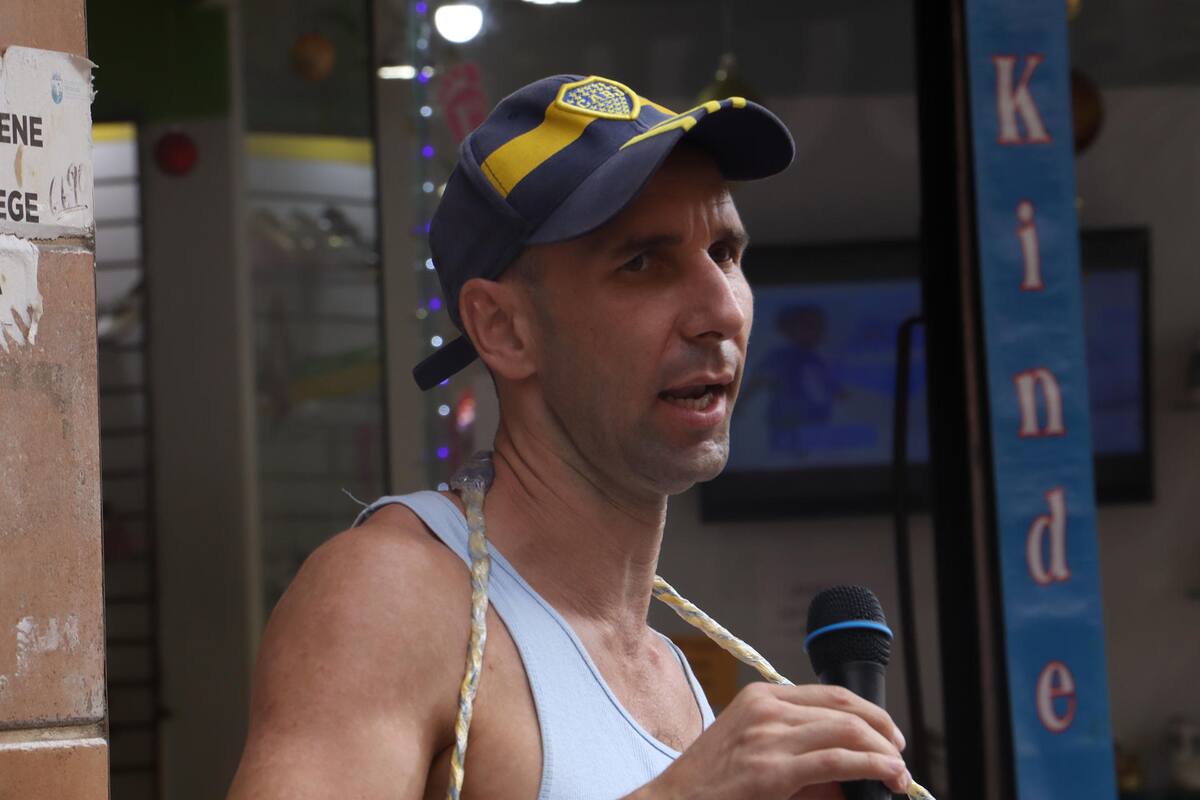 Tajir, migrante de origen ruso interpreta canciones el 3 de enero de 2025, en el municipio de Tapachula en Chiapas (México). | EFE