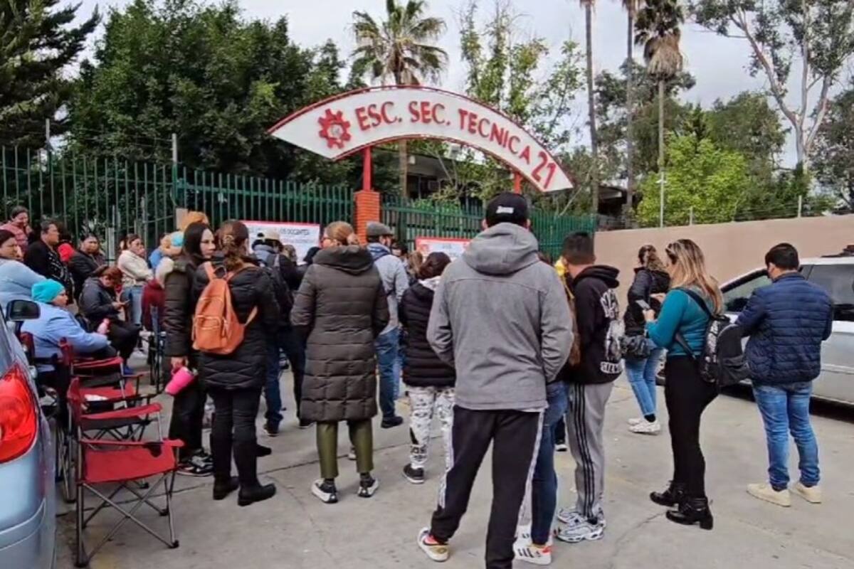 Exigen padres destituir a director de Secundaria 21