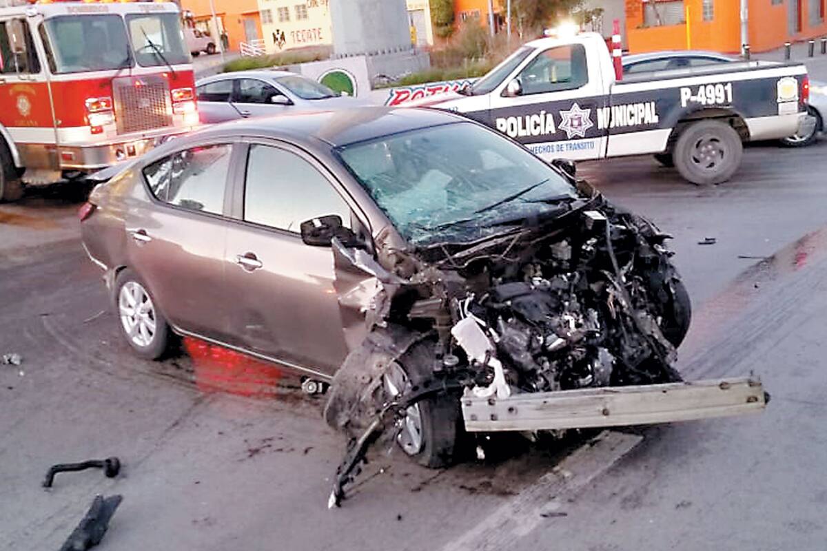 Escapa un conductor luego de impactar otro vehículo al ignorar Alto