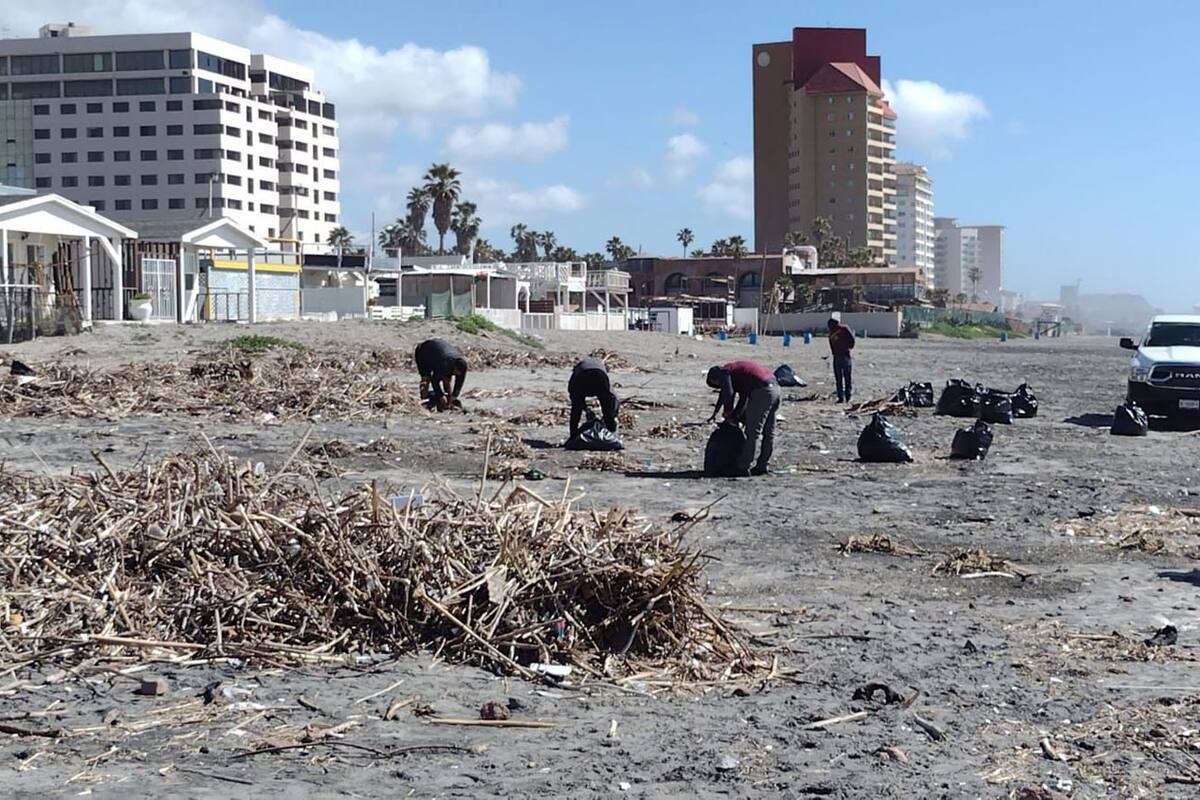 Abandonan decenas de botellas de cerveza en playa de Rosarito