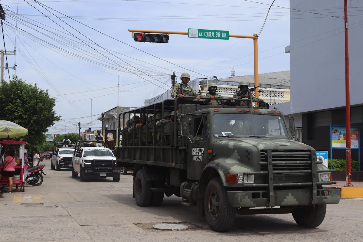 Integrantes del Ejército y de la Guardia Nacional viajan en camiones para desplegarse hoy, en el municipio de Tapachula, estado de Chiapas (México). EFE/Juan Manuel Blanco