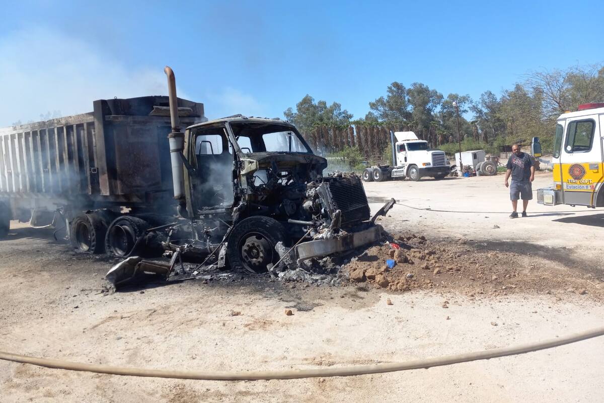 Fuego causa daños totales a un tráiler en Cerro Prieto