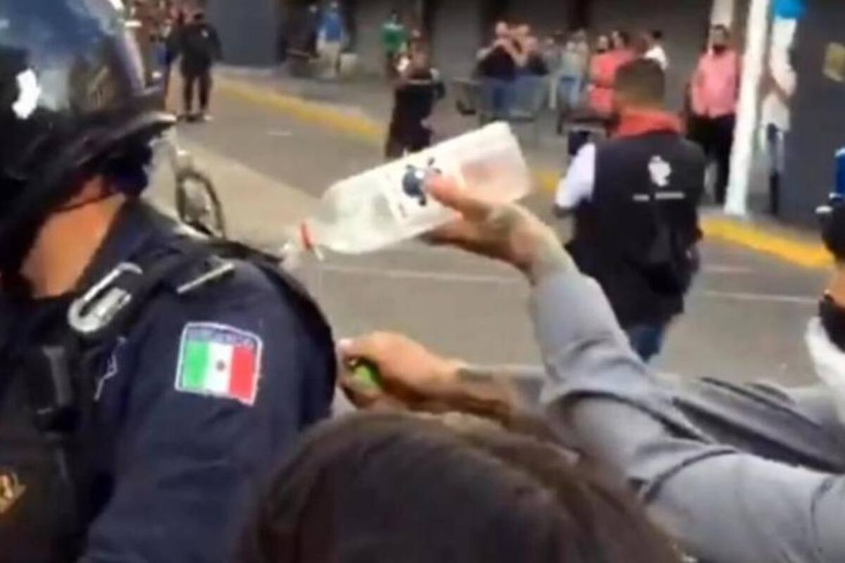 Buscan a quien prendió fuego a policía en protestas por Giovanni López
