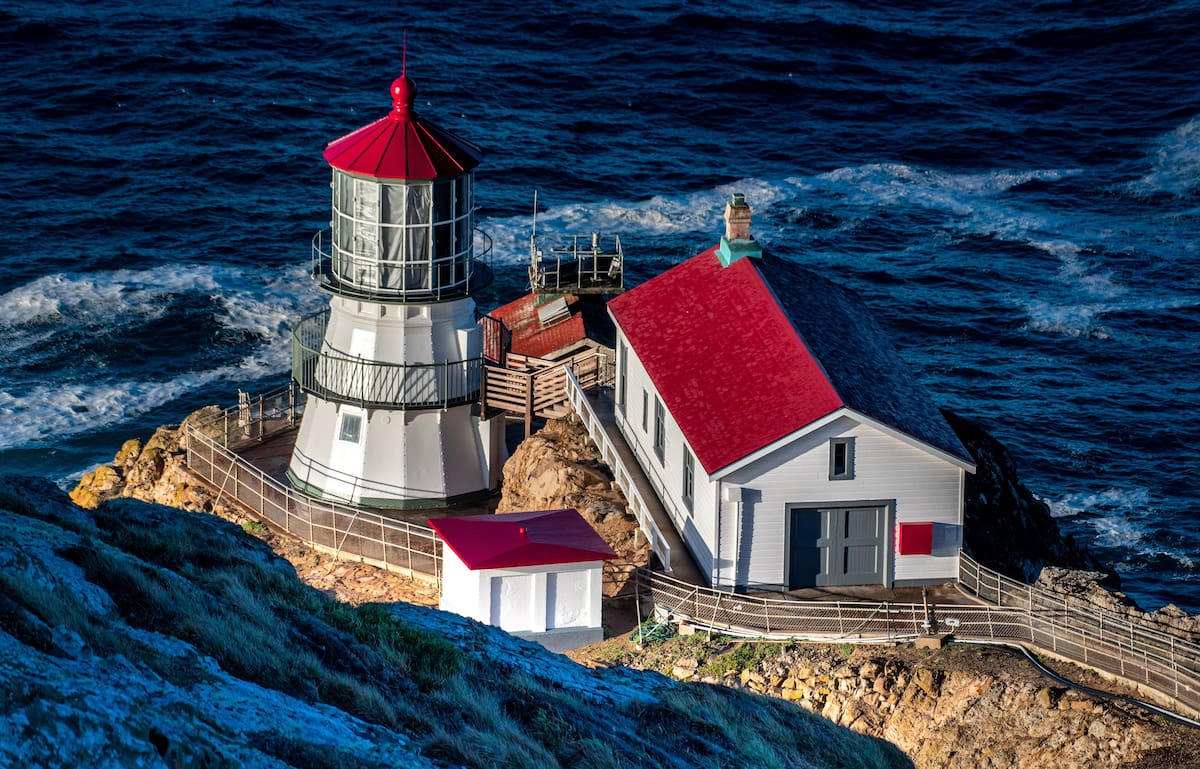 El faro de Point Reyes conserva su función como espacio histórico y recibe visitantes durante todo el año. Foto: Pexels