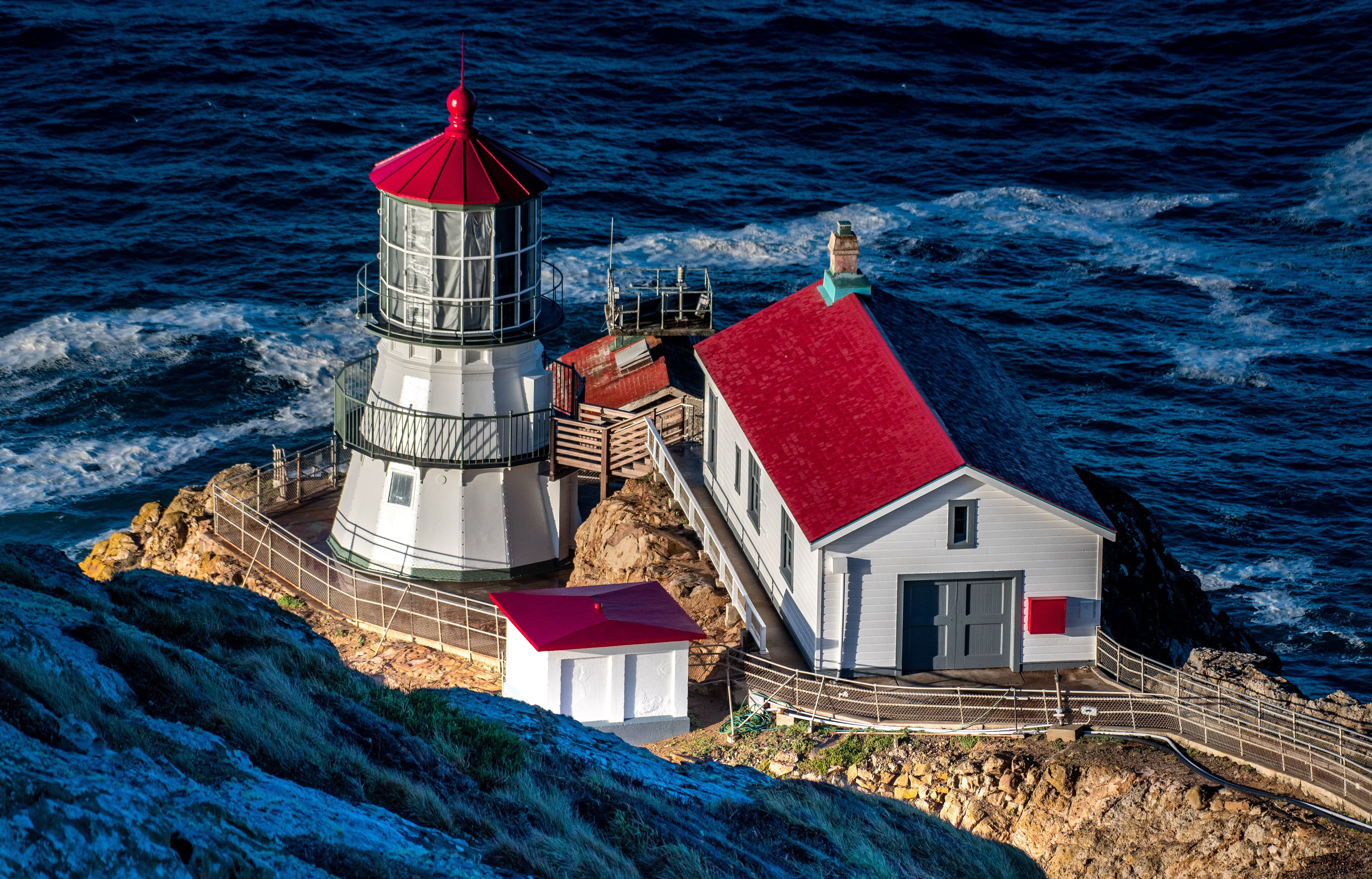 El faro de Point Reyes conserva su función como espacio histórico y recibe visitantes durante todo el año. Foto: Pexels
