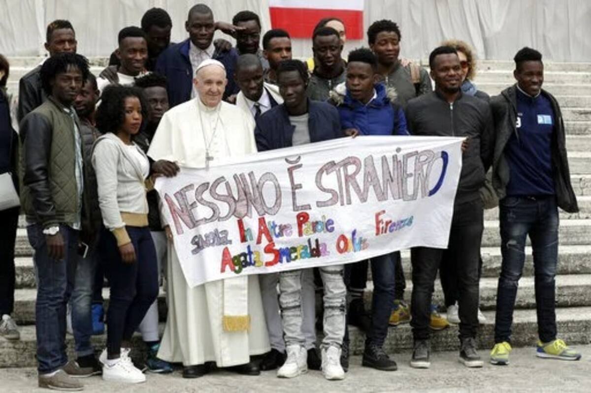 ARCHIVO. El Papa Francisco se reúne con un grupo de migrantes que participan en un proyecto de integración social organizado por la organización benéfica “Agata Smeralda”, durante su audiencia general semanal, en la Plaza de San Pedro del Vaticano, el miércoles 11 de abril de 2018. En la pancarta se leía en italiano: “Nadie es extranjero”. | Crédito: AP/Andrew Medichini, archivo.