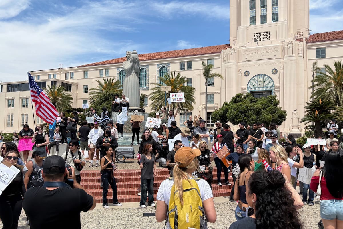 Miles de personas marchan y protestan por calles de San Diego