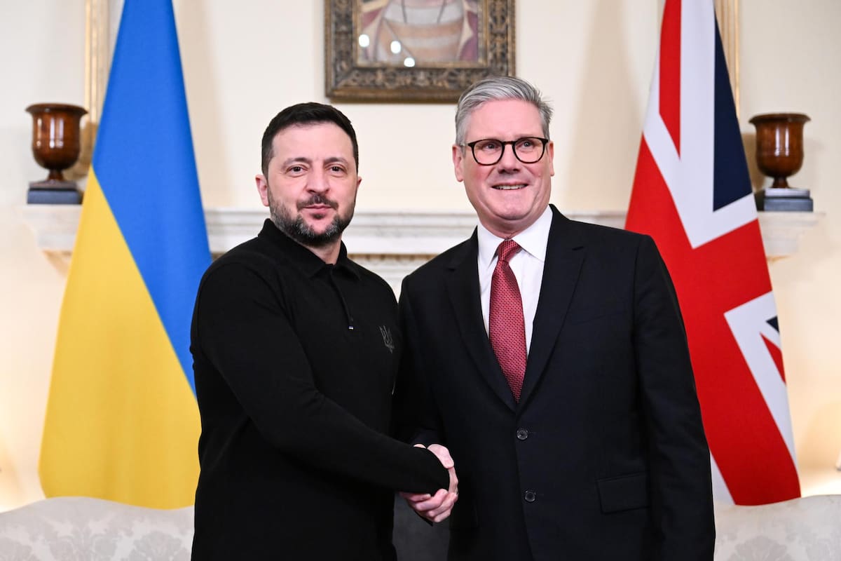 “Eres muy, muy bienvenido” ministro británico recibe con un abrazo a Zelensky en Londres tras su tenso encuentro con Trump