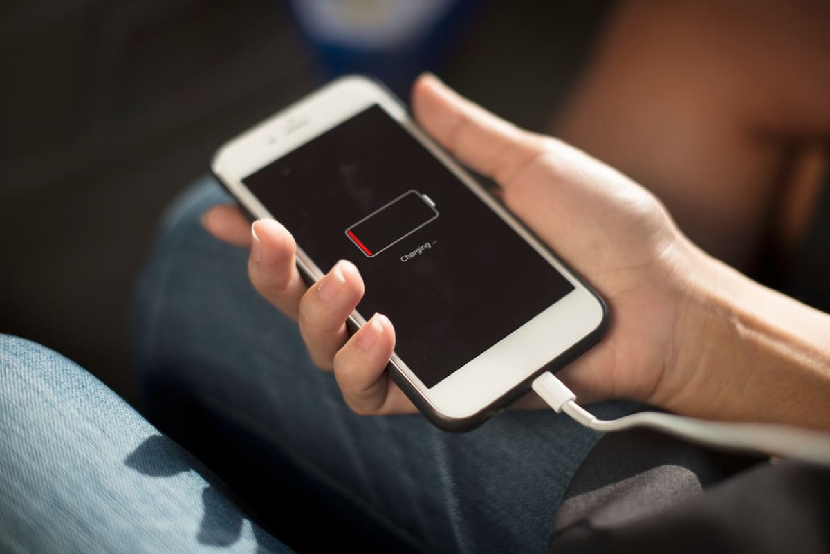 Para evitar el desgaste del celular, expertos recomiendan apagarlo una vez por semana y dejarlo así al menos durante dos minutos. | Foto: Freepik