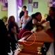 “Las dos habían sido parejas del fallecido”: mujeres son captadas peleando en un velorio con el féretro en medio