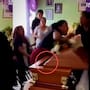 “Las dos habían sido parejas del fallecido”: mujeres son captadas peleando en un velorio con el féretro en medio