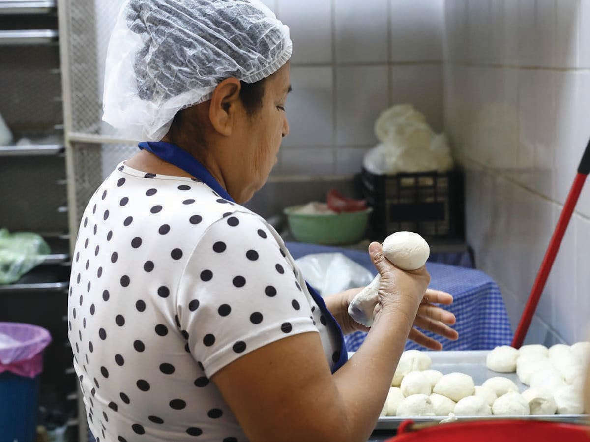 Para poder tener las tortillas de harina recién hechas para los desayu-
nos y comidas, su preparación inicia horas antes de que el mercado abra
sus puertas. FOTO: JULIÁN ORTEGA