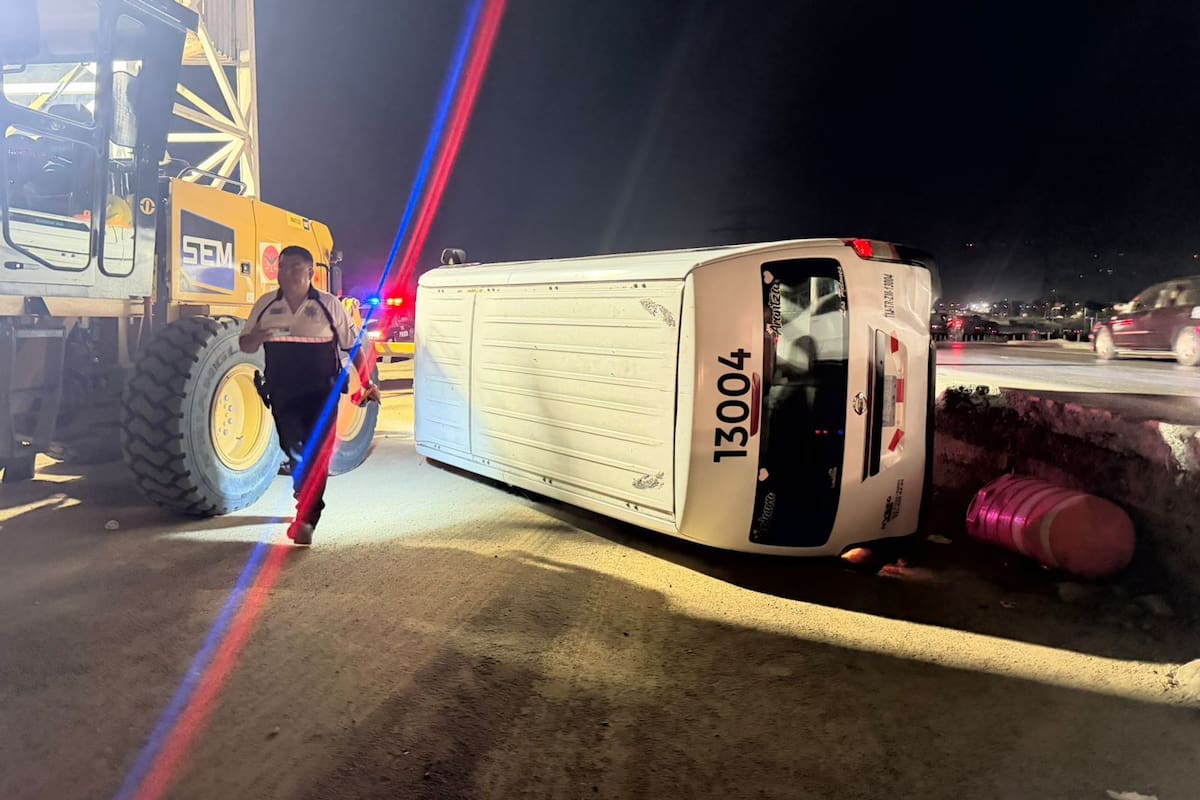 Dejan taxi de ruta volcado y con latas de cerveza sobre el Bulevar 2000