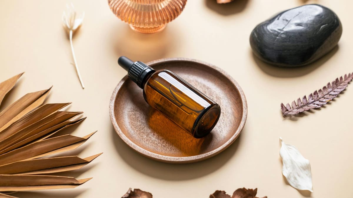 Cómo usar el aceite de ricino en el cabello para prevenir la caspa en temporada de frío | Foto: Especial (canva)