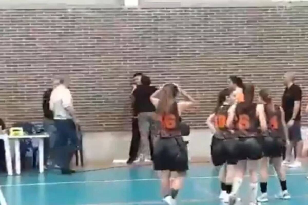 VIDEO: Explota esposa de entrenador y agrede a árbitro