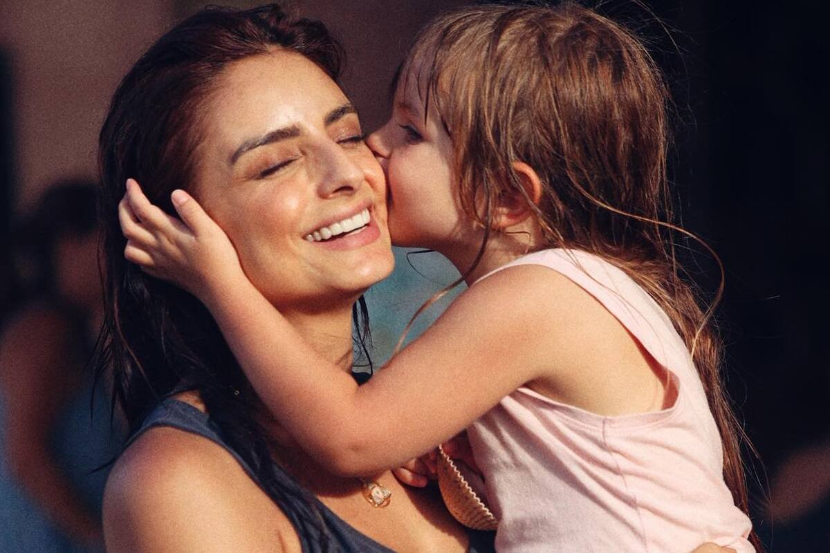 Aislin Derbez “arrastra” a su hija por el piso