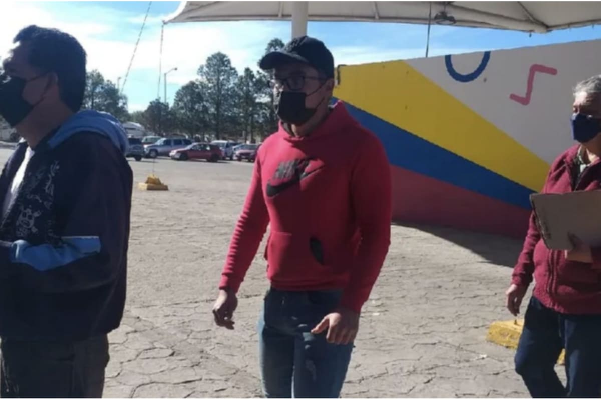 VIRAL: Joven se 'renta' para hacer fila en cualquier parte, "con eso paga su escuela"