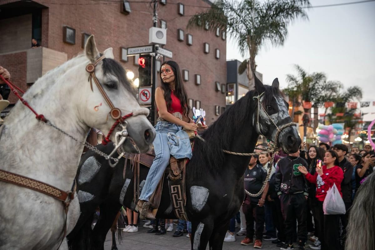 Familias completas, niñas, niños y jóvenes se dieron cita para presenciar el recorrido organizado por comerciantes del Mercado Benito Juárez. Foto: Border Zoom