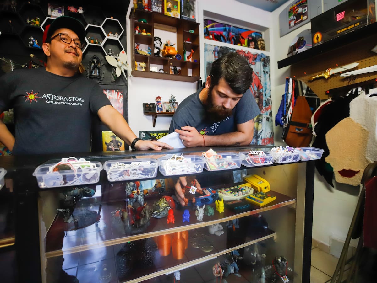 Tres amigos y coleccionistas decidieron convertir su pasión en un espacio abierto para todos; Astora no solo vende comic y figuras, también defiende el derecho a disfrutar lo que amas sin miedo a lo que dirán. Fotos Juan Morales