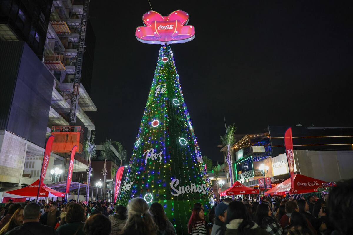 Encienden árbol navideño de Coca-Cola en la Avenida Revolución