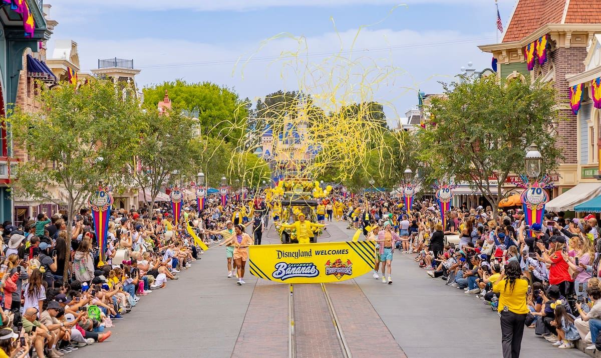 El equipo de beisbol The Savannah Bananas visitó Disneyland Resort.
