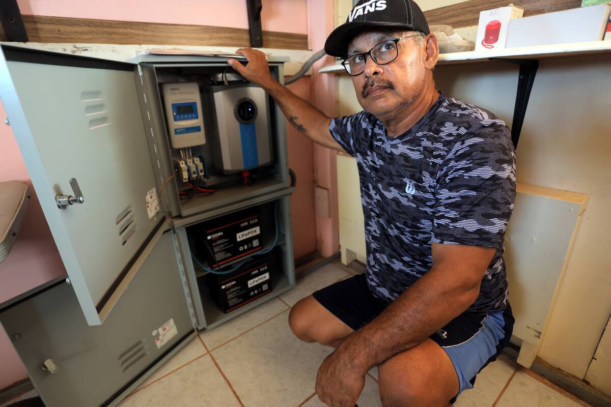 Varias familias fueron beneficiadas con un sistema de energía fotovoltaico, para usar la televisión, iluminación, abanicos.