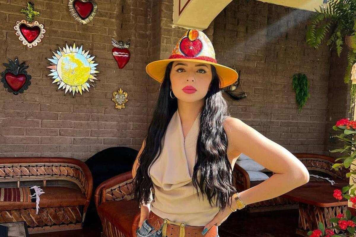 Ángela Aguilar aparece con nuevo look