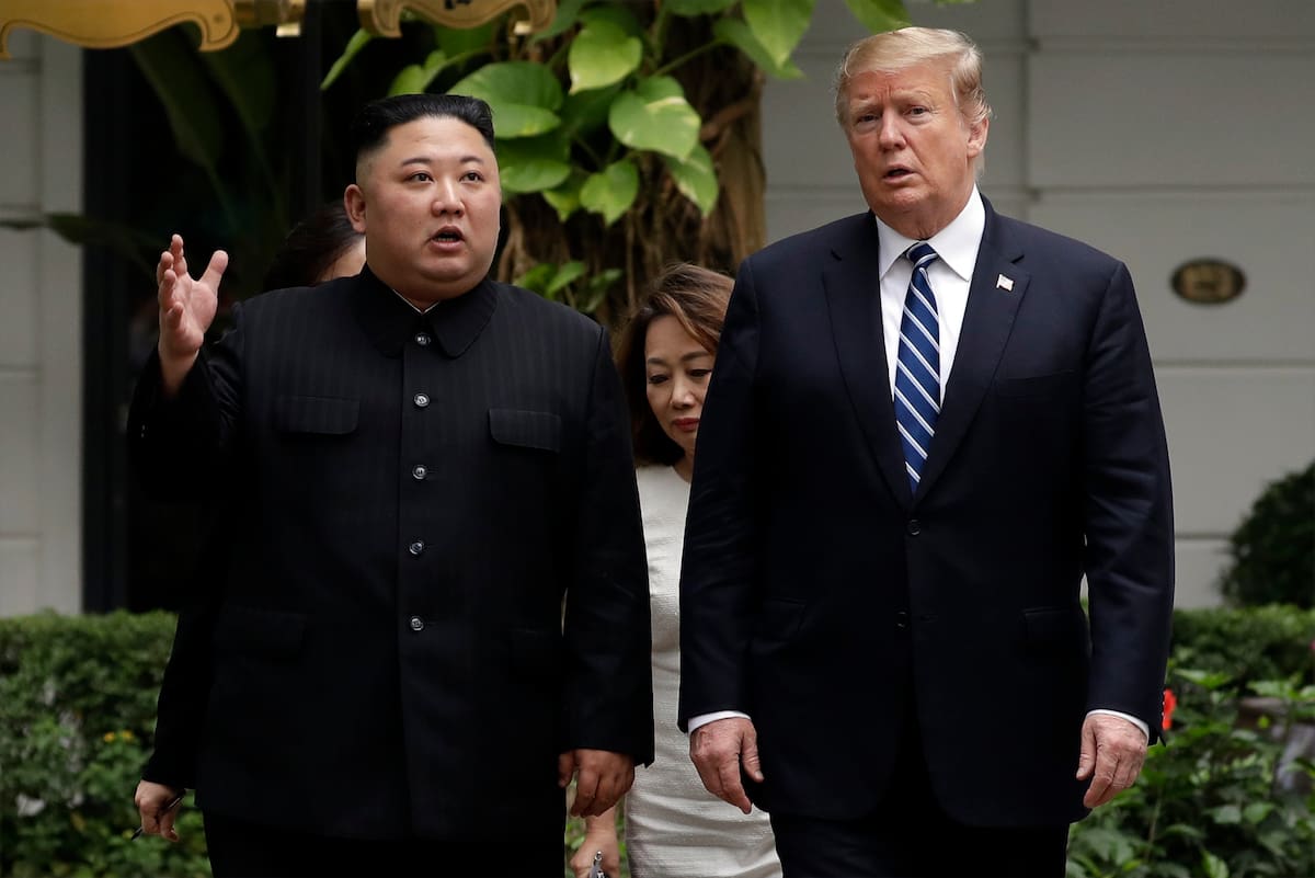En esta imagen de archivo, tomada el 28 de febrero de 2019, el presidente de Estados Unidos, Donald Trump, y el líder norcoreano, Kim Jong Un, dan un paseo tras una reunión en el hotel Sofitel Legend Metropole de Hanói, Vietnam. (AP Foto/Evan Vucci, archivo)
