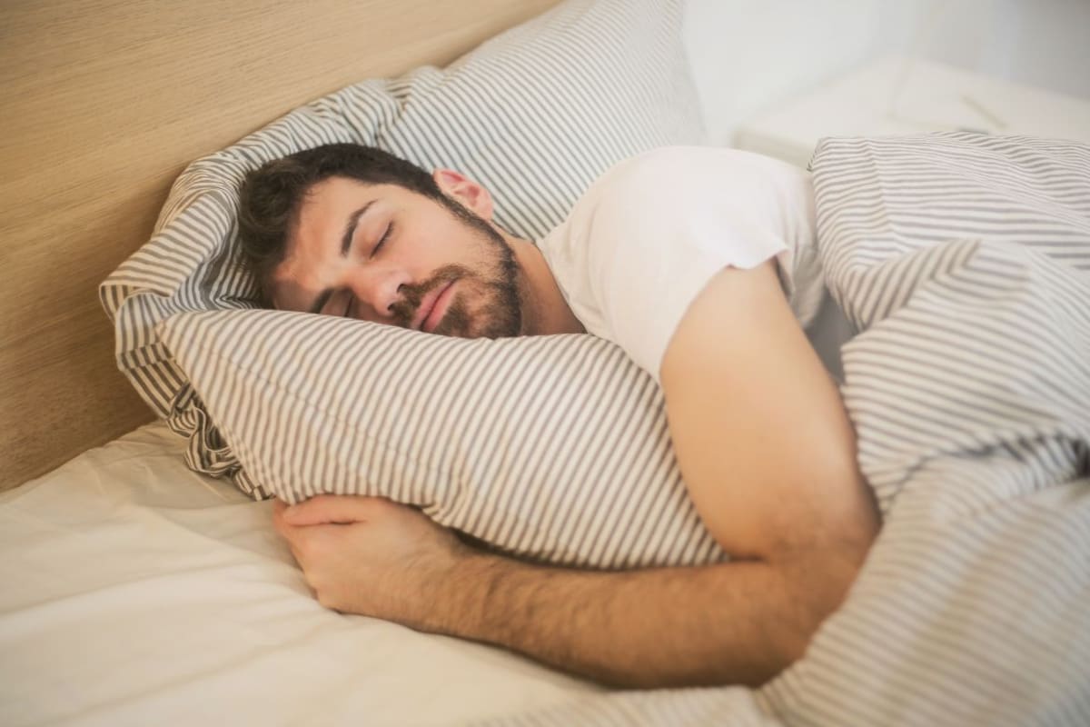 ¿Es normal babear al dormir? Especialistas señalan que suele ser común, pero advierten que síntomas como ronquidos frecuentes o cansancio extremo al despertar, pueden indicar un problema respiratorio o neurológico