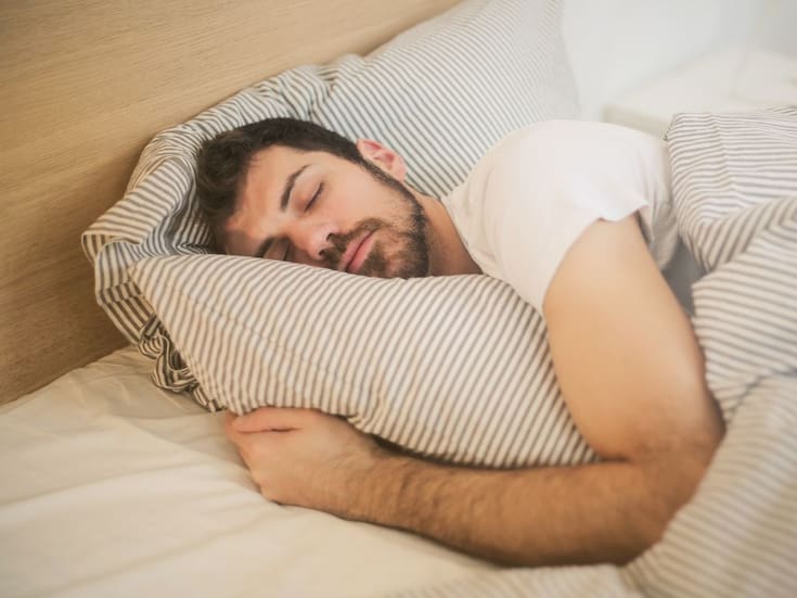 ¿Es normal babear al dormir? Especialistas señalan que suele ser común, pero advierten que síntomas como ronquidos frecuentes o cansancio extremo al despertar, pueden indicar un problema respiratorio o neurológico