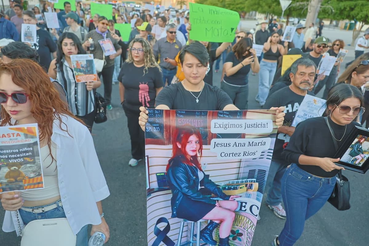 Participa en la marcha la madre de Jesús Ana María, joven trabajadora de Waldo´s fallecida en el trágico incendio. | Eleazar Escobar