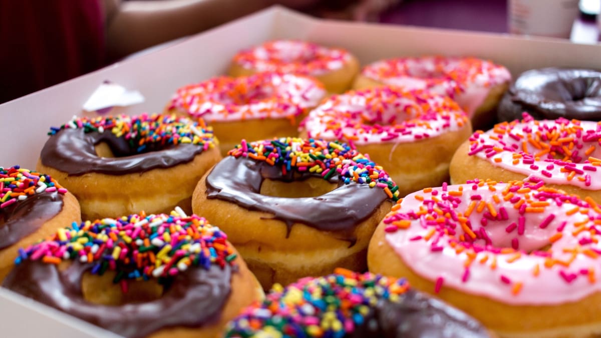 Estos son los alimentos que debes evitar en tu desayuno, qué contienen y por qué conviene limitar su consumo