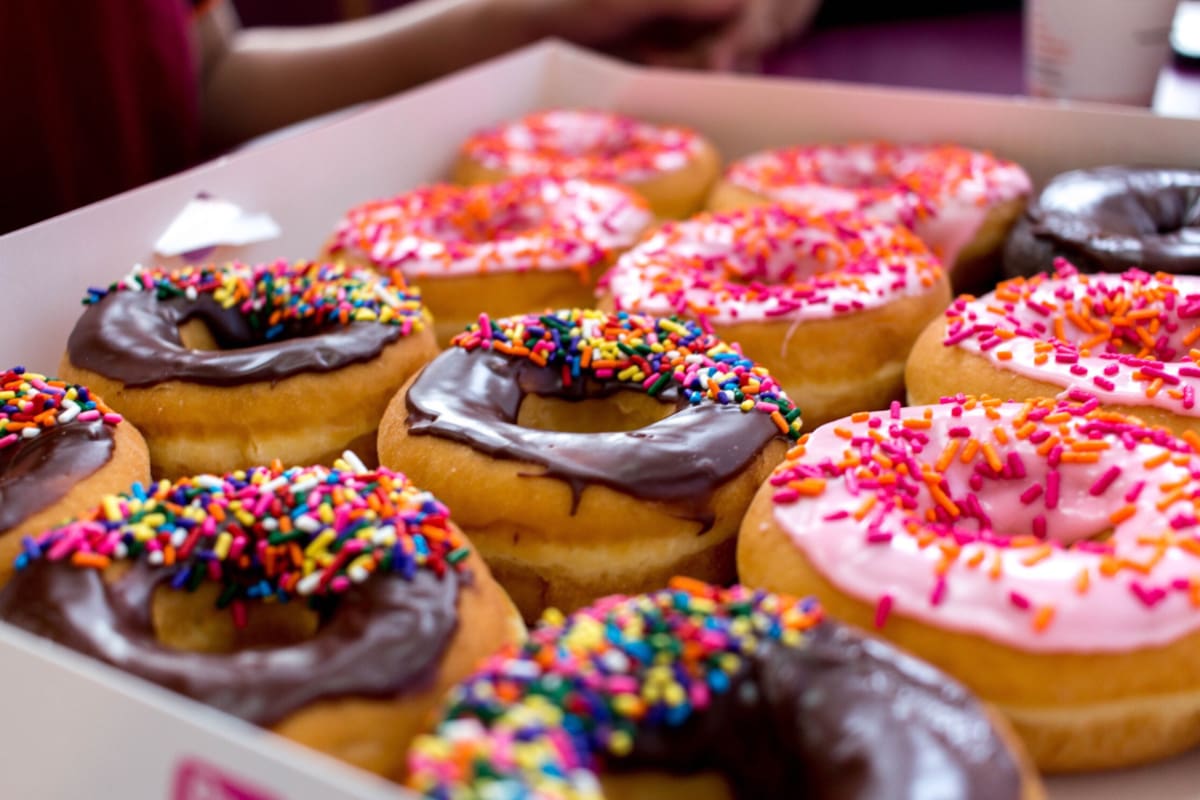 Estos son los alimentos que debes evitar en tu desayuno, qué contienen y por qué conviene limitar su consumo