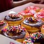 Estos son los alimentos que debes evitar en tu desayuno, qué contienen y por qué conviene limitar su consumo