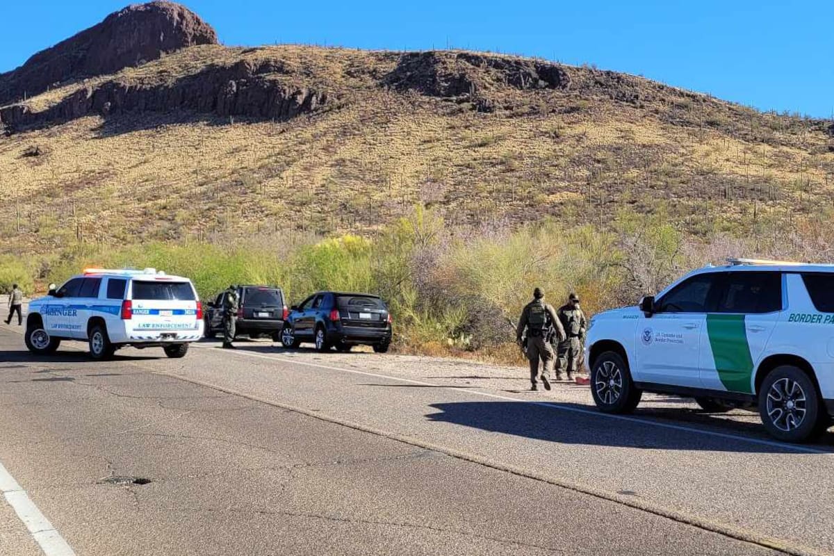Interceptan dos vehículos con 10 inmigrantes en Arizona