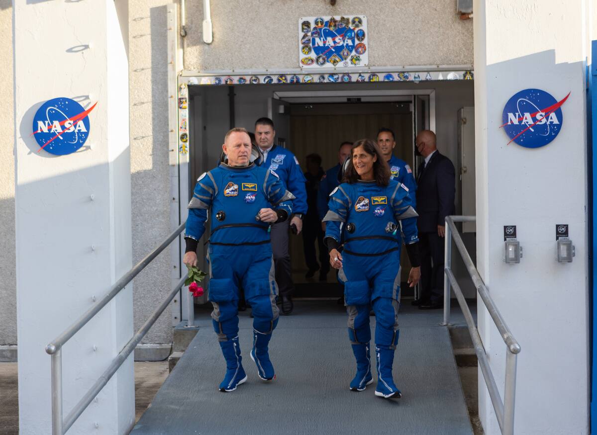 Fotografía cedida por la NASA donde aparecen los astronautas Barry 'Butch' Wilmore y Sunita 'Suni' Williams mientras salen del edificio de operaciones Neil A. Armstrong el lunes 6 de mayo de 2024 en el Centro Espacial Kennedy en Merritt Island, Florida. EFE/Lacey Young/NASA