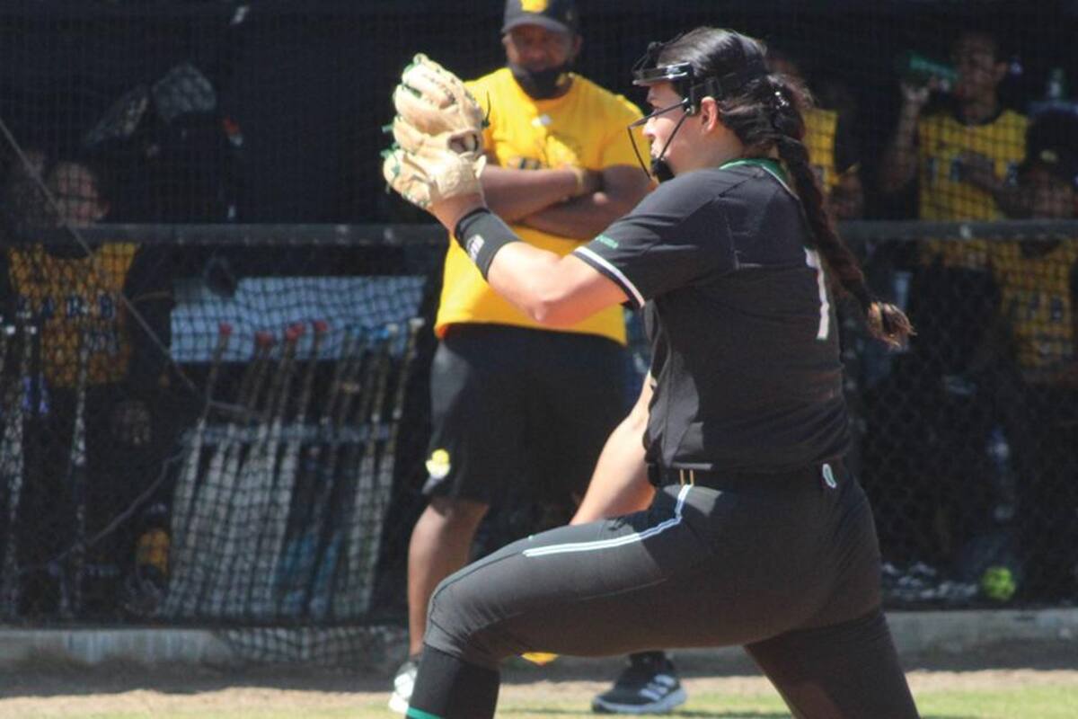 Lanzadora de softbol tira juego perfecto y saca todos los outs con ponches
