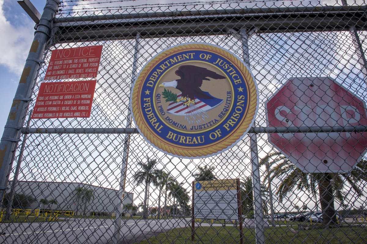 Fotografía de archivo de la entrada de la Institución Correccional Federal (FCI) de Miami, Florida. | Crédito: EFE/Giorgio Viera