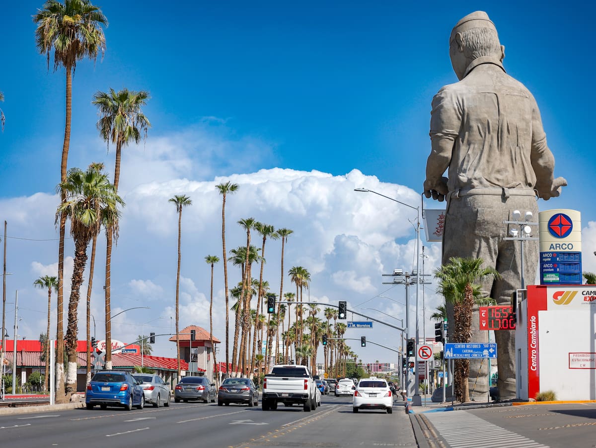 El monumento al Cocinero Chino se recorta contra un cielo nublado en Mexicali, durante una semana en la que las temperaturas dieron un breve respiro a los residentes de la ciudad. Foto: Juan J. Morales