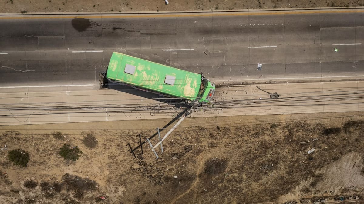 El accidente dejó dos personas lesionadas, un poste de la CFE derribado y afectaciones al suministro eléctrico en el fraccionamiento Vistas del Sol.
Fotos: Border Zoom.