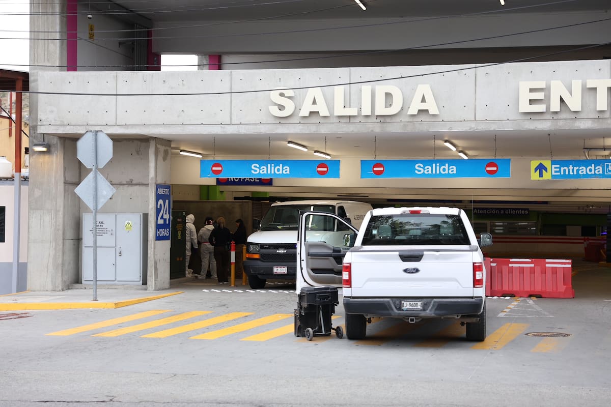 Su cuerpo tendido a unos metros de la entrada del lugar.