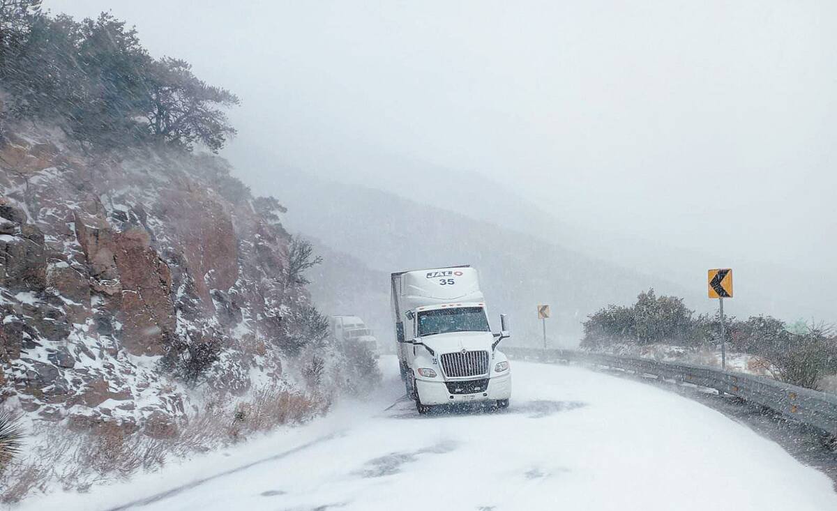 Protección Civil Estatal reportó el cierre del tramo carretero Janos-Agua Prieta debido a la nieve que cayó en esta región del Norte de Sonora. FOTO: ESPECIAL
