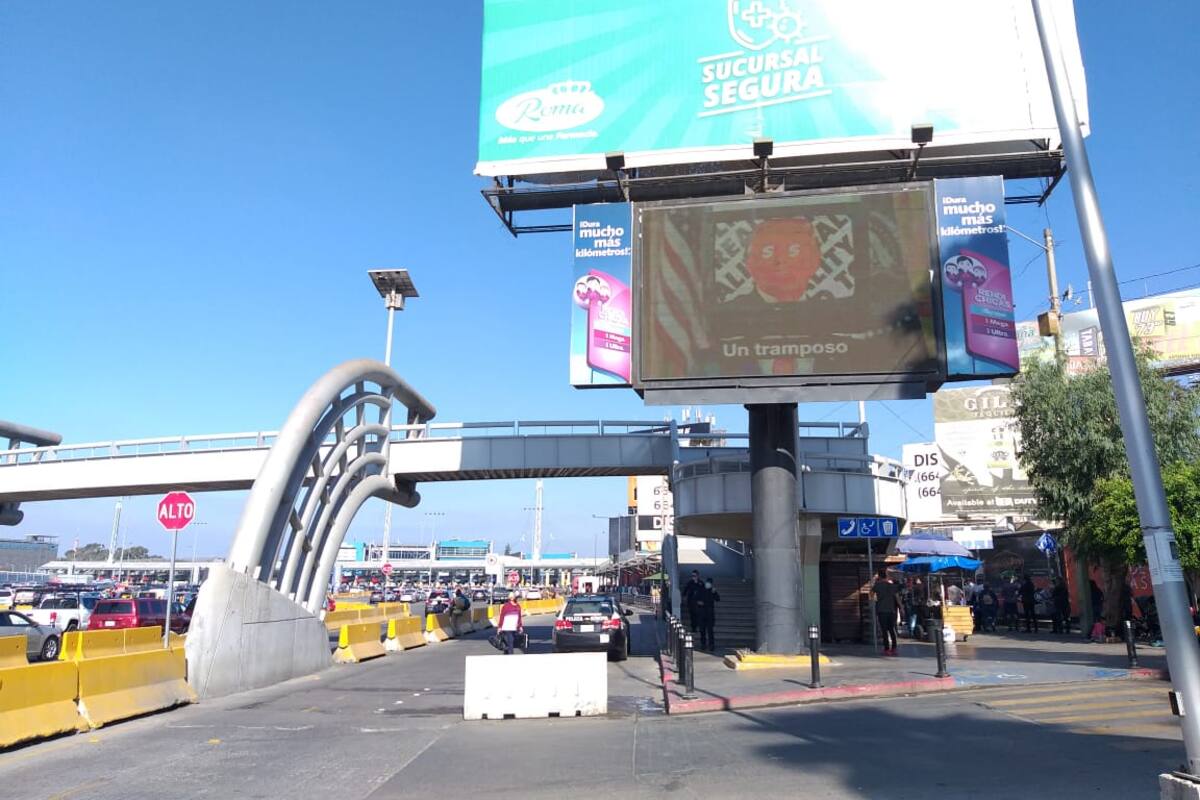 Artistas advierten contra 'dictadura' de Trump en garita de San Ysidro
