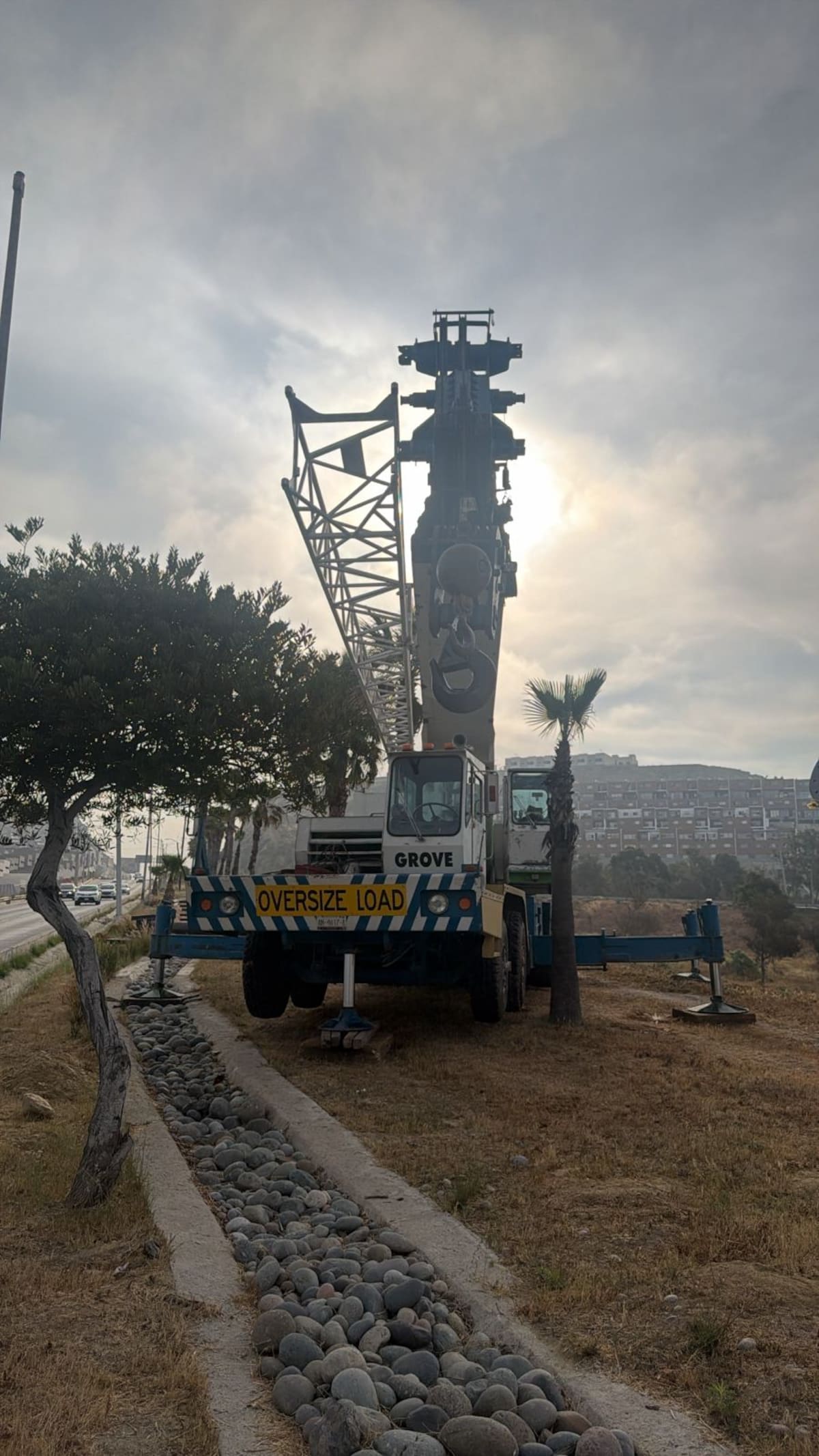 Vecinos y autoridades reportan clausuras reiteradas a estructuras publicitarias por falta de permisos y advierten riesgos viales en la zona. Foto: Michelle Castillo
