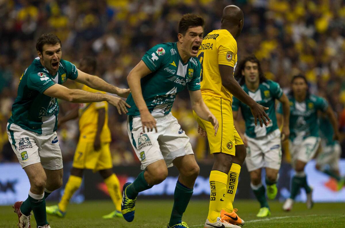 Leon´s Juan Gonzalez, center, celebrates after scoring against America during the final match of the Mexican soccer league championship in Mexico City, Sunday, Dec.15, 2013. (AP Photo/Christian Palma)