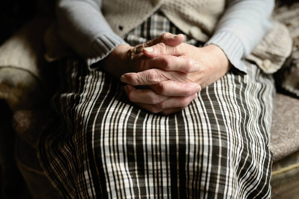 Mujer de 90 años salvó a su nieto de 9 que estaba colgado en el clóset
